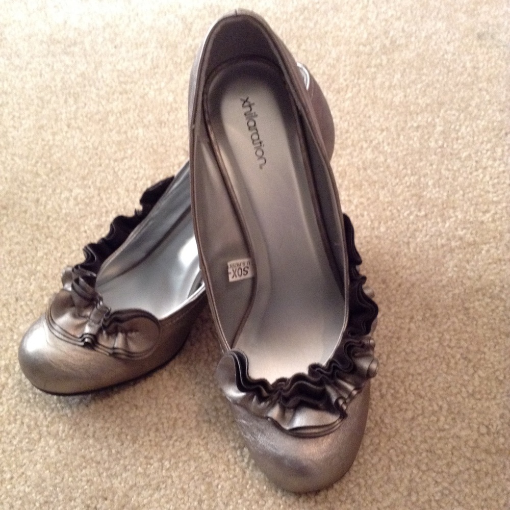 NIB pewter heels
